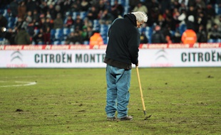 Les jardiniers du stade de La Mosson n'y peuvent pas grand-chose cette fois-ci. Le pythium est dans la place.