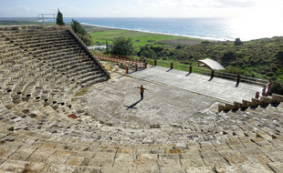 Avec la Méditerranée en toile de fond, le théâtre gréco-romain de Kourion s’inscrit parmi les sites les plus impressionnants de l’Antiquité.