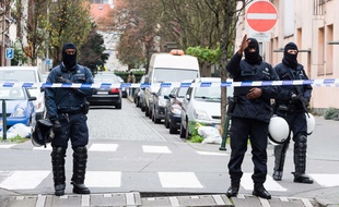 Des policiers belges à Molenbeek, en Belgique, le 16 novembre 2015.