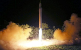 Photo diffusée le 28 juillet 2017 par Korean Central News Agency (KCNA), l'agence de presse officielle nord-coréenne du missile ballistique (ICBM), Hwasong-14, tiré d'un lieu non dévoilé.