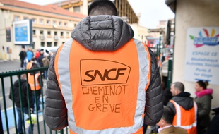 Un cheminot en grève le 3 avril à Marseille.