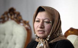 La peine de mort par lapidation de Sakineh Mohammadi Ashtiani pourrait être transformée en pendaison, a déclaré dimanche Malek Ajdar Sharifi, chef de la justice de la provine iranienne de l'Azerbaïdjan orientale (nord-ouest), où elle est détenue, selon l'agence Fars.