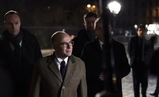 Le ministre de l'Intérieur Bernard Cazeneuve se rend à la cathédrale Notre-Dame de Paris. 25/12/2015