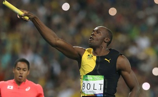 Usain Bolt fête la victoire de la Jamaïque en relais le 19 août 2016.