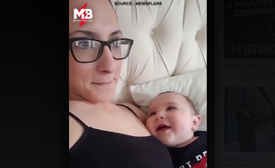Un bébé regarde sa maman avec admiration