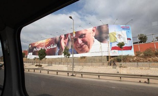 Des portraits du Pape sont installés dans les rues de Beyrouth au Liban pour son arrirvée.