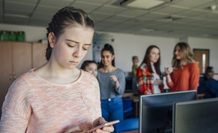 Pour répondre à l'inquiétude des parents, des offres d'assurance scolaire incluent un soutien contre le cyber-harcèlement.