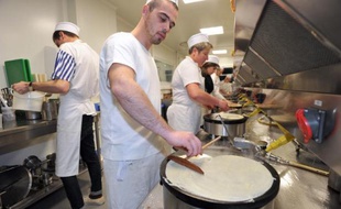 Les yeux rivés sur leurs crêpes, les stagiaires de l'école des maîtres-crêpiers de Rennes étalent avec application la pâte sur leur bilig, la plaque en fonte traditionnelle servant à la cuisson, un geste répété pendant deux semaines et dont l'apprentissage requiert patience et dextérité.