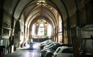 La chapelle sert desormais de parking pour les voitures de riverains