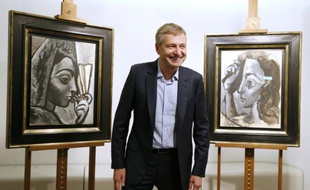 L'oligarque russe Dmitry Rybolovlev remet à la justice française, le 16 septembre 2015 à Paris, deux tableaux de Picasso présumés volés et qu'il avait acquis auprès du négociant d'art suisse Yves Bouvier