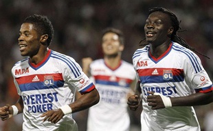 Les Lyonnais Michel bastos (à gauche) et Bafé Gomis, le 15 octobre 2011, contre Bordeaux, au stade de Gerland.