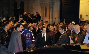 Les prétendants à l'Elysée ont multiplié mardi les appels à l'unité au lendemain de la tuerie de Toulouse mais cette trêve a été remise en cause par de premières critiques visant les responsables politiques qui "montrent du doigt" ou "attisent les passions".