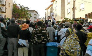 L'intersyndicale de Mayotte lit sa lettre ouverte à Stanislas Martin, médiateur du ministère, au milieu des manifestants, le 24 octobre 2011 à Mamoudzou (Mayotte).
