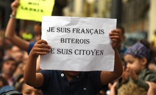 Des manifestants à Beziers contre le maire Robert Menard accusé de ficher les élèves de sa commune, le 8 mai 2015