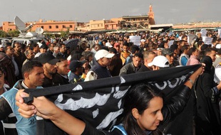 Des Marocains manifestent à Marrakech à l'appel du mouvement du 20-Février, le 29 avril 2011, au lendemain de l'attentat qui a visé un restaurant de la place Djemaa el Fna.