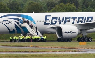 Un avion d'Egyptair assurant la liaison entre Le Caire et New York a fait un atterrissage d'urgence samedi sur l'aéroport britannique de Glasgow Prestwick après "la découverte à bord d'une note suspecte", a indiqué la police, obligeant l'armée de l'air à escorter l'appareil.
