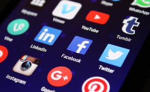 Facebook songerait à fusionner les messageries Whatsapp, Messenger et Instagram (illustration).