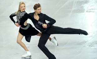 Les Russes Ekaterina Bobrova/Dmitri Soloviev ont pris la tête de l'Euro-2012 de patinage artistique en danse à l'issue du programme court (65,06 points) devant les tenants du titre français Nathalie Péchalat/Fabian Bourzat (64,89), mercredi à Sheffield.