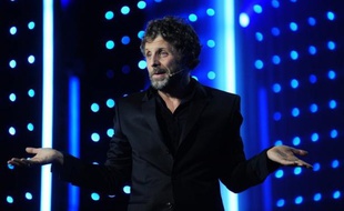 A l'affiche de L'Olympia jusqu'au 6 mai, l'humoriste Stéphane Guillon commentera sur scène en direct, dimanche, le résultat de l'élection présidentielle...en faisant durer le suspense jusqu'à 20H00