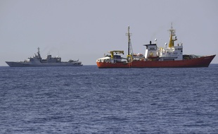 Le navire italien «Orione» (G) et l'«Aquarius», le 12 juin 2018.