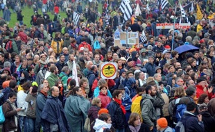 Drapeaux au vent, nez rouges de clown, personnalités de gauche et polémique politique: les opposants au projet d'aéroport de Nantes ont réussi leur pari en mobilisant samedi à Notre-Dames-des-Landes plusieurs milliers de sympathisants.