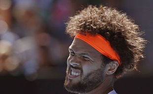 Jo-Wilfried Tsonga fait la grimace face à Stanislas Wawrinka, à l'Open d'Australie le 24 janvier 2017.