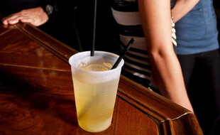 Un verre, dans un bar (illustration)