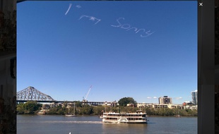Un mystérieux inconnu a fait écrire un message d'excuses dans le ciel de Brisbane en Australie.
