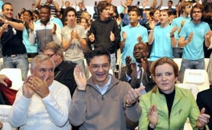 L'UMP a entonné sans réserve l'air de l'unité et du débat d'idées, lors de son université d'été samedi à Royan (Charente-Maritime), un impératif dans les difficultés économiques actuelles, mais aussi un bon moyen de se distinguer d'un PS en crise.