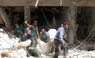 Le corps d'une victime extraite des décombres après un bombardement des forces syriennes le 3 juin 2016 à Alep