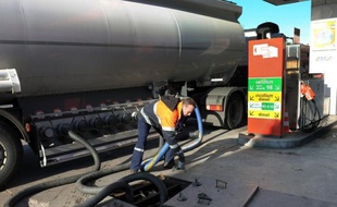 La consommation de carburants en France a reculé de 1,2% en 2012, après trois années de stabilité, sous l'effet conjugué de la cherté des prix à la pompe et de l'amélioration de la performance énergétique du parc automobile, a-t-on appris mercredi.
