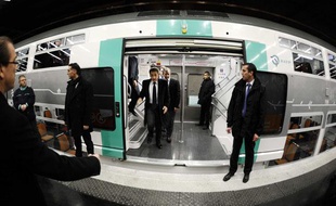 Nicolas Sarkozy, lors de l'inauguration de la nouvelle rame du RER A, le 5 décembre 2011.