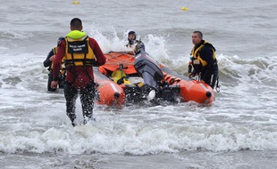 Les sauveteurs s'activent après la noyade de quatre personnes le 18 juillet 2009 à Trouville.