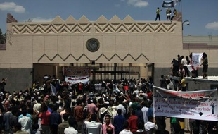 Plusieurs milliers de manifestants protestant contre un film sur l'islam ont pris d'assaut jeudi matin l'ambassade des Etats-Unis à Sanaa, avant d'être dispersés par la police, selon le correspondant de l'AFP sur place.
