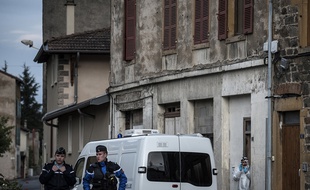 Les gendarmes devant le bâtiment où la mère des trois enfants a été retrouvée morte, à Pontcharra-sur-Turdine, le 29 mai 2016.