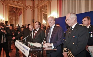 Le ministre de l'Intérieur, lors de sa visite éclair, hier, à la préfecture.