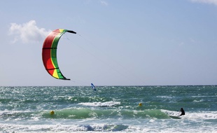 Un kitesurfeur (illustration).