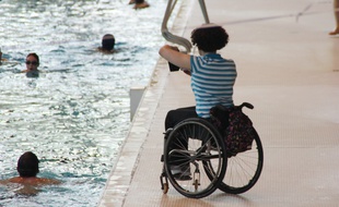 Illustration d'une personne en situation de handicap au bord d'une piscine, ici à Bréquigny, à Rennes.