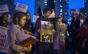 Rassemblement en mémoire des victimes de l'attentat de Manhattan, le 1er novembre. Au centre, Bahij Chancey, un ami de Nicholas Cleves, l'un des deux Américains ayant perdu la vie mardi.