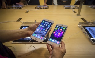 Un iPhone 6 à côté d'un 6 Plus.