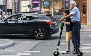 Deux usagers sur une trottinette électrique, c'est interdit !