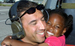 Photo fournie par l'US Air Force montrant la petite LeShay Brown, survivante de l'ouragan Katrina, les bras autour du cou du sergent-chef Mike Maroney, le 7 septembre 2005 à la Nouvelle-Orléans