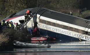 Des équipes de secours sur les lieux d'un accident de TGV, le 15 novembre 2015 à Eckwersheim, près de Strasbourg, en Alsace.