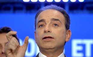 Jean-François Copé s'est félicité mercredi de la réactivité de l'UMP face aux déclarations et propositions de François Hollande en soulignant, en petit comité, que "chez nous, c'est massacre à la tronçonneuse".