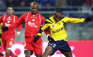Sochaux's forward Kandia Traore (R) vies with Valenciennes's defender David Sommeil (L) during their French L1 football match, 26 January 2008 at the Bonal stadium in Sochaux. AFP PHOTO JOHANNA LEGUERRE