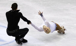 Les Allemands Aliona Savchenko et Robin Szolkowy, qui visent un 4e sacre, ont pris la tête à l'issue du programme court malgré quelques erreurs et sont talonnés par les revenants chinois, Pang Qing/Tong Jian, lors des Mondiaux-2012 de patinage artistique mercredi à Nice.