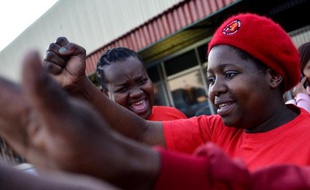 Patronat et syndicats des mines d'or sud-africaines semblaient s'avancer vers un compromis sur la question des salaires, après la signature mercredi d'accords partiels dans deux compagnies, moins de 24 heures après le début d'une grève qui paralyse ce secteur clé de l'économie nationale.