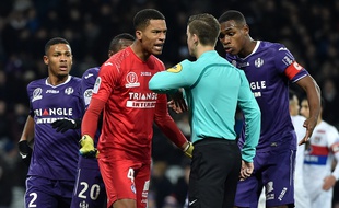 Le gardien du TFC Alban Lafont et son capitaine Issa Diop protestent auprès de l'arbitre François Letexier après le penalty sifflé en faveur de l'OL.