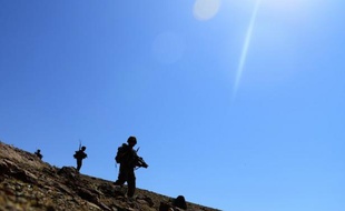 Un soldat britannique de la force armée de l'Otan a été tué par un homme portant l'uniforme de l'armée afghane, première victime en 2013 des "attaques de l'intérieur" en Afghanistan, ont indiqué mardi des responsables.
