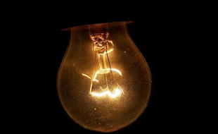 Une ampoule à incandescence.